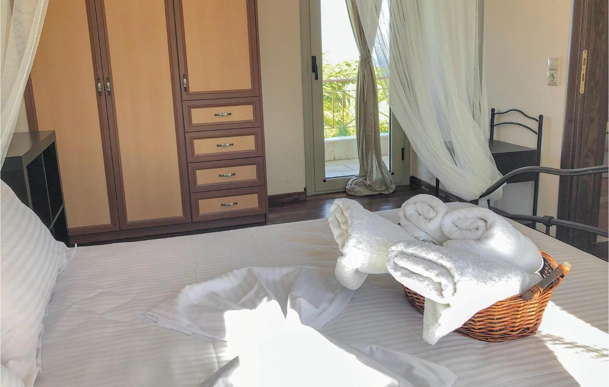 Amazing Home In Koroni With Wifi Extérieur photo