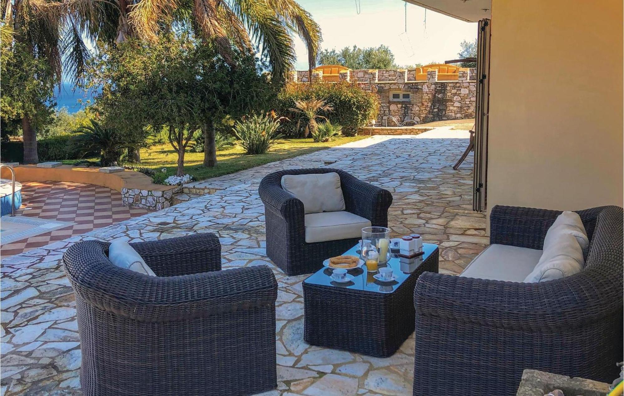 Amazing Home In Koroni With Wifi Extérieur photo